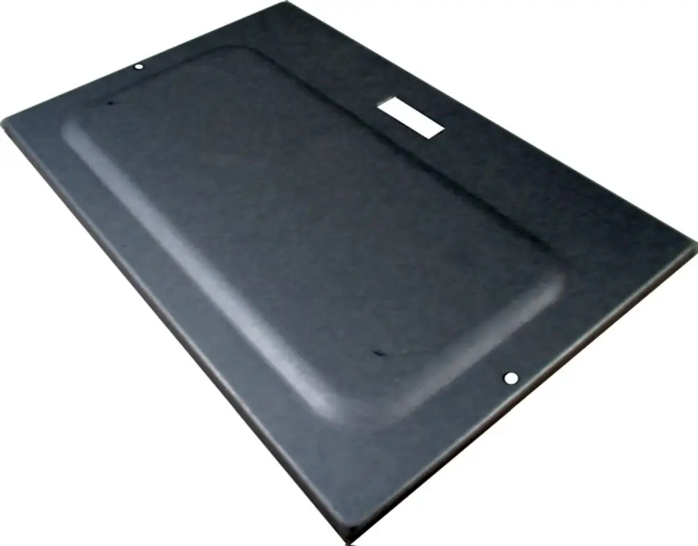 Schwarze Metallplatte mit vertiefter Oberfläche und Befestigungslöchern, geeignet für die Brennkammer. Produkt von Wolf, möglicherweise Teil eines Heizsystems.